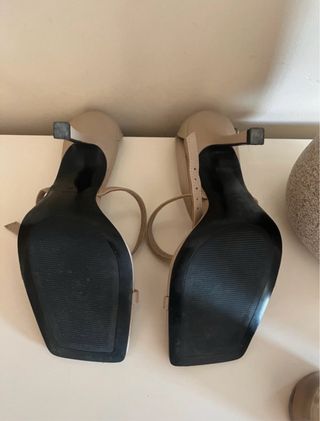 Sandalias Mango tacón color gris topo