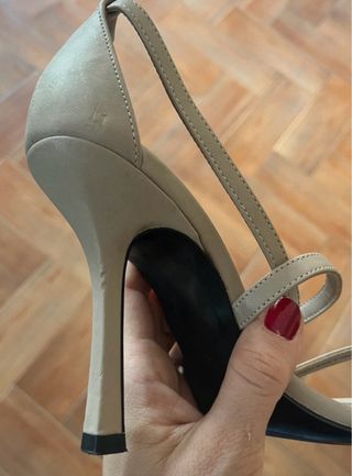 Sandalias Mango tacón color gris topo