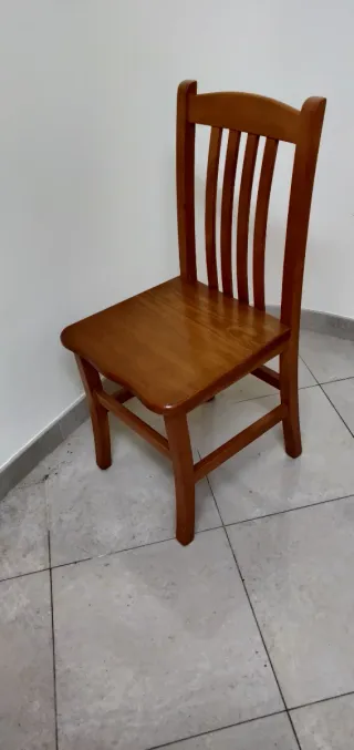 Mesa de cocina y 4 sillas de madera