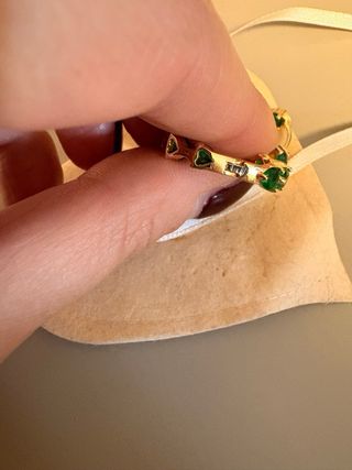 Orecchini a cerchio con zirconi verdi