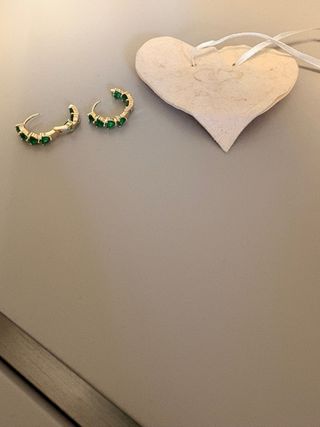 Orecchini a cerchio con zirconi verdi