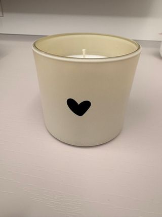 Candela bianca con cuore nero in ceramica