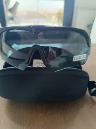 Gafas de sol deportivas negras y amarillas