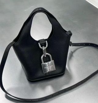 Bolso Balenciaga Negro con Candado Plateado
