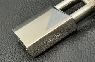 Bolso Balenciaga Negro con Candado Plateado