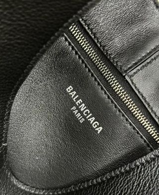 Bolso Balenciaga Negro con Candado Plateado