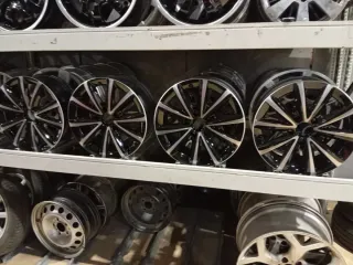 Llantas de aleación negras y plateadas