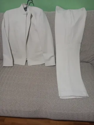 Traje de pantalón beige mujer