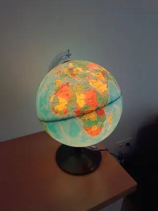 Globo terráqueo con lámpara