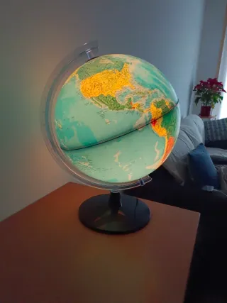 Globo terráqueo con lámpara