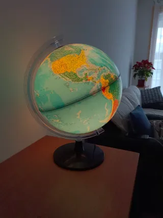 Globo terráqueo con lámpara
