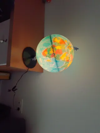 Globo terráqueo con lámpara