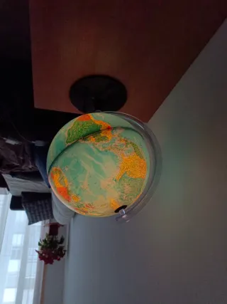 Globo terráqueo con lámpara