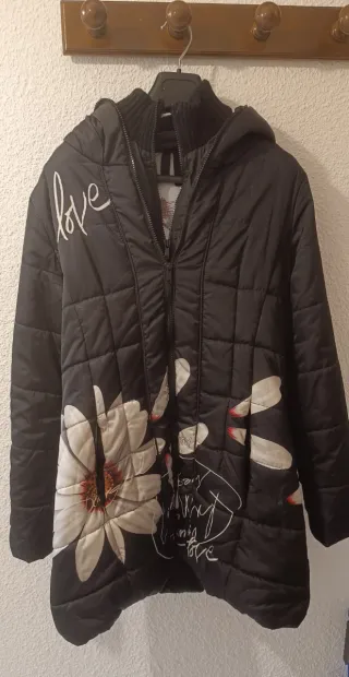 Abrigo Desigual Negro con Estampado Floral