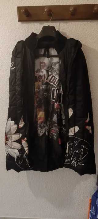 Abrigo Desigual Negro con Estampado Floral