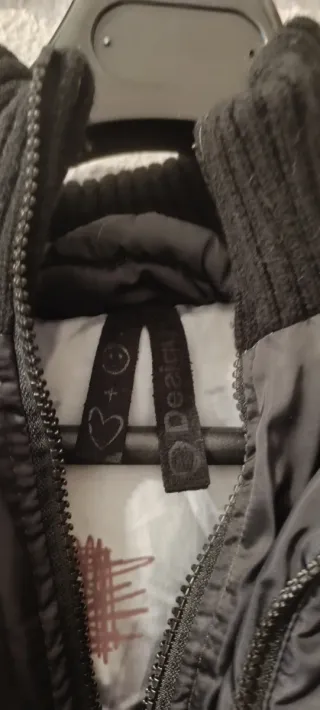 Abrigo Desigual Negro con Estampado Floral