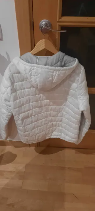 Anorak blanco con capucha