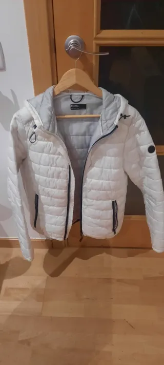 Anorak blanco con capucha