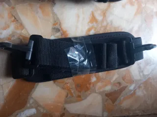 Borsa porta PC nera con dettagli rossi.