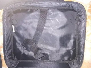 Borsa porta PC nera con dettagli rossi.