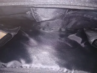 Borsa porta PC nera con dettagli rossi.