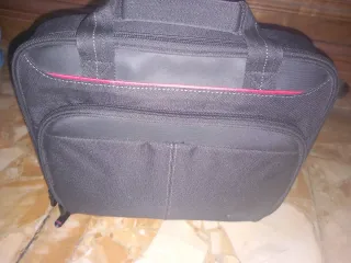 Borsa porta PC nera con dettagli rossi.