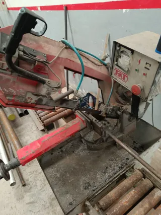 Sierra de cinta trifásica.