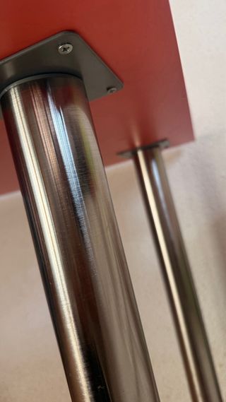 Mesa de estudio roja con patas metálicas