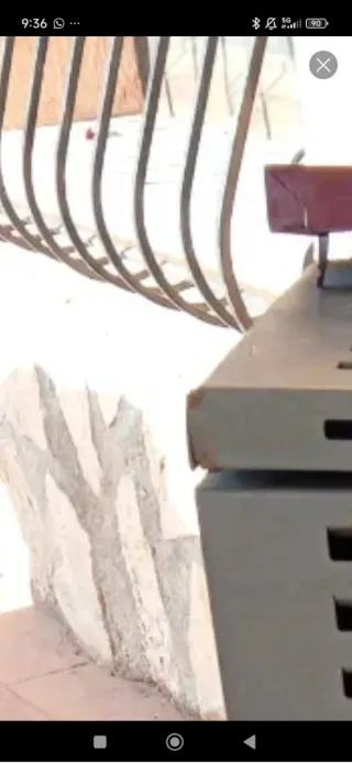 Estufa de pellets gris y roja