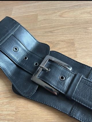 Cinturone largo da donna con fibbia argentata