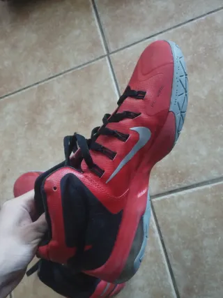 Zapatillas Nike Lebron Rojas y Negras