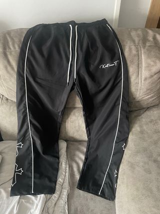 Pantalón negro con detalles de cruz