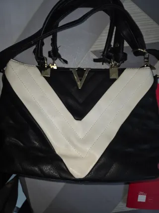 Bolso Negro y Blanco con Logo V