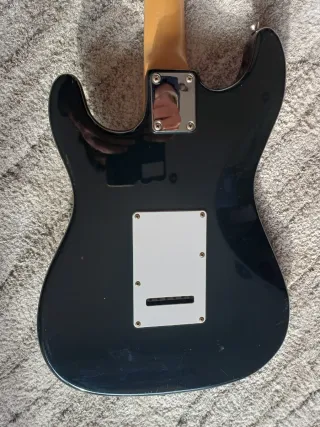 Guitarra Eléctrica Fender Stratocaster Negra