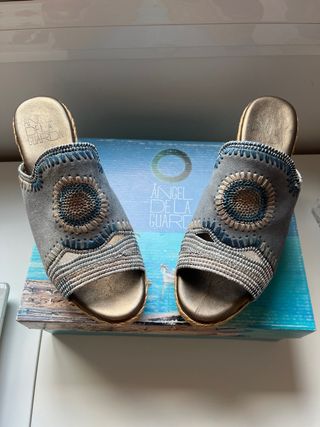 Zuecos Angel Dela Guarda Oro y Gris