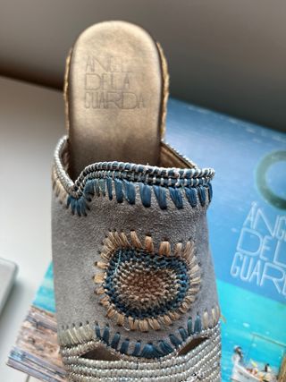 Zuecos Angel Dela Guarda Oro y Gris