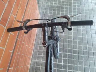 Bicicleta BTT con sillín y cadena nuevos