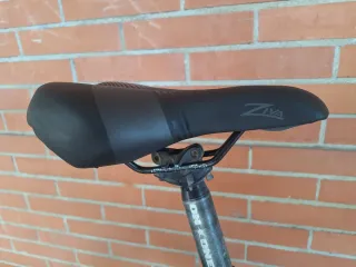 Bicicleta BTT con sillín y cadena nuevos