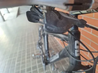 Bicicleta BTT con sillín y cadena nuevos