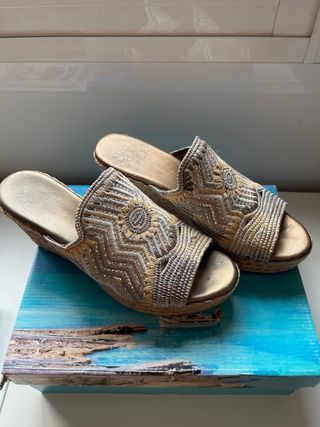Zuecos Angel Dela Guarda Beige y Dorado