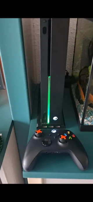 Xbox One X con mando