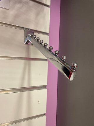 Percha panel metal plateado