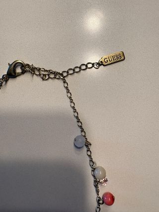 Collana Guess con ciondoli color oro e rosa