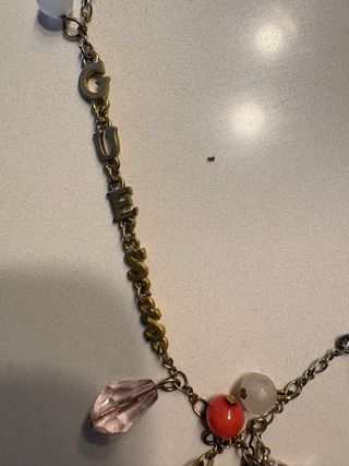 Collana Guess con ciondoli color oro e rosa