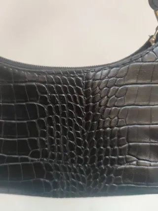 Bolso negro corto textura piel