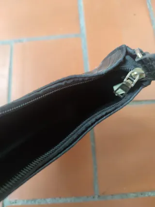 Bolso negro corto textura piel