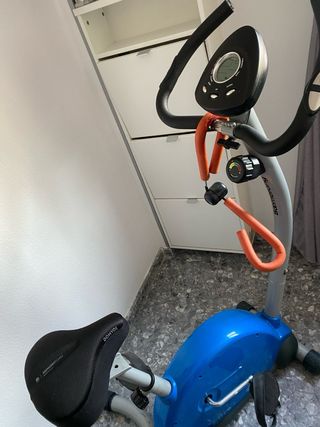 Bicicleta de gimnasio azul