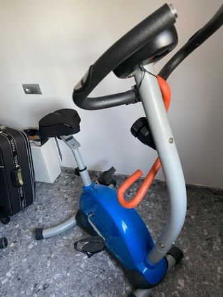 Bicicleta de gimnasio azul