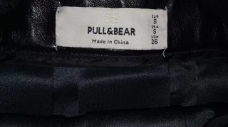 Falda negra plisada efecto piel