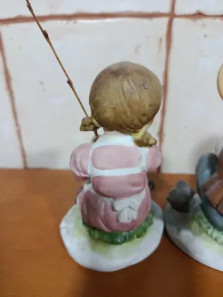 Figuras de porcelana de niños pescando